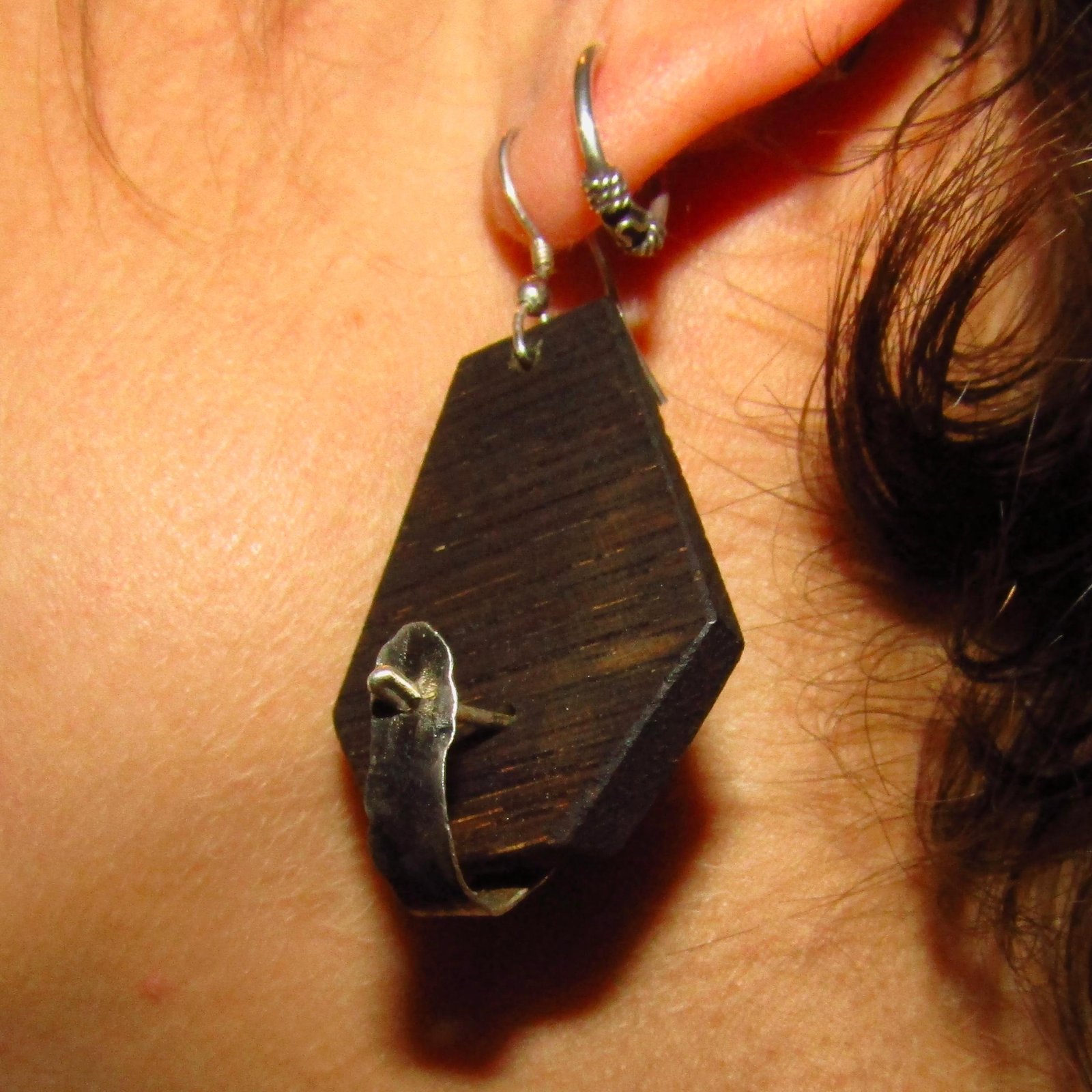 Pendantes en argent et chêne ébénisé – Image 3